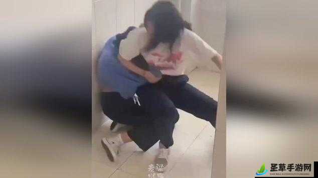 女班长被 C 扒衣服视频软件引发热议