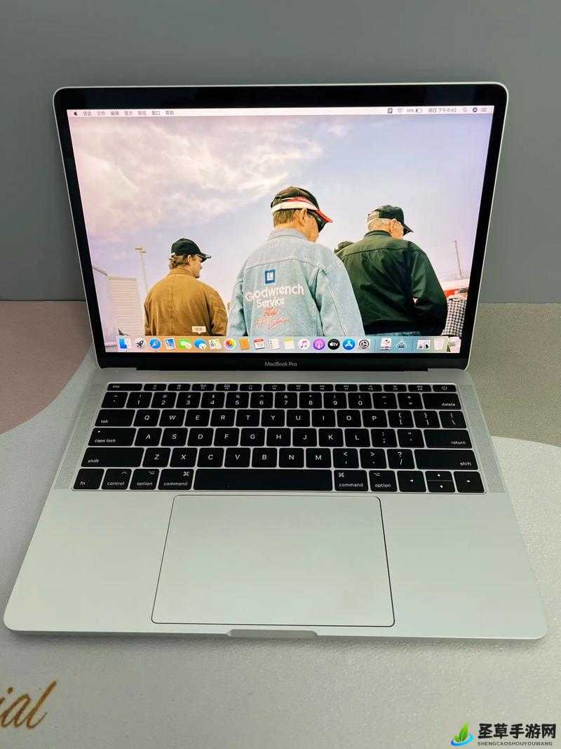 1819 岁 macbook pro 屏幕：科技与艺术的融合