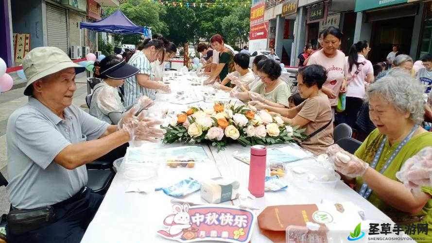 妈妈女儿齐上阵共做月饼话亲情,浓浓爱意在月圆时传递