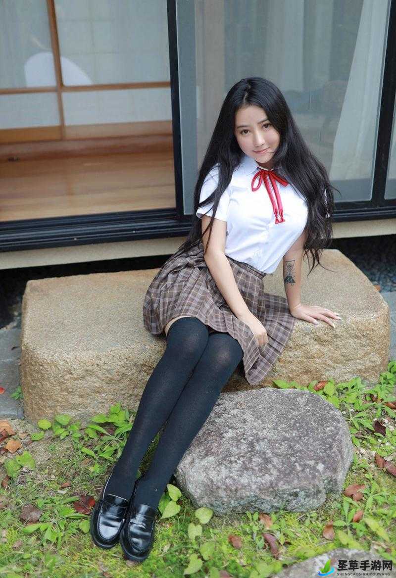 日本学生妹毛耸耸 XXX：青涩校园与私密时刻的交织